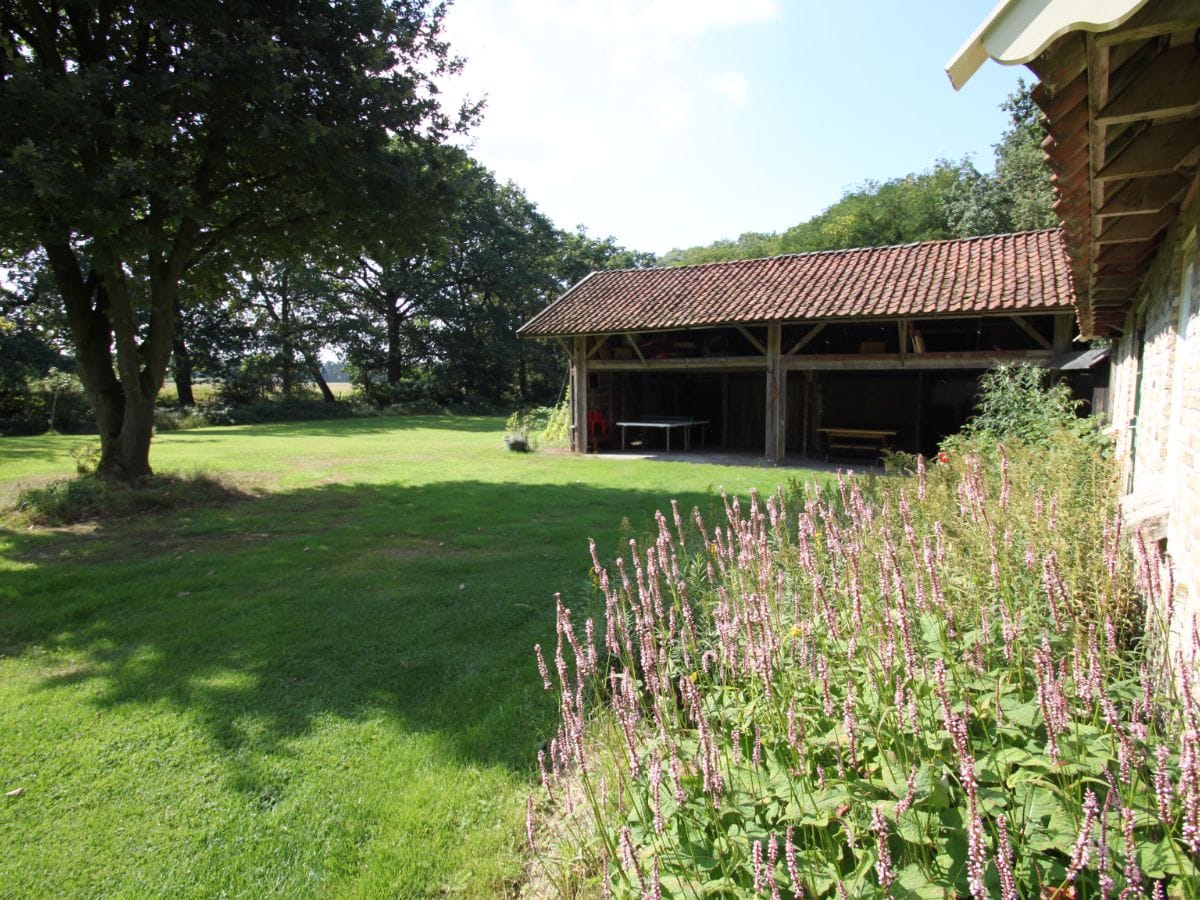 Grote kapschuur naast de boerderij